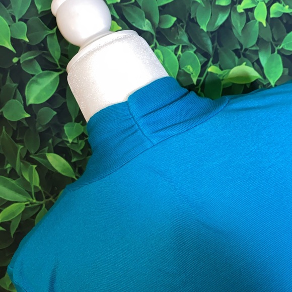 BLUE EXPRESS V-NECK TOP · SIZE S - Picture 5 of 6